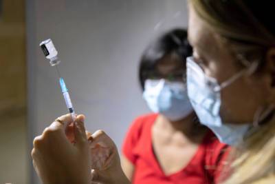 В Израиле открылись пункты ночной вакцинации от COVID-19
