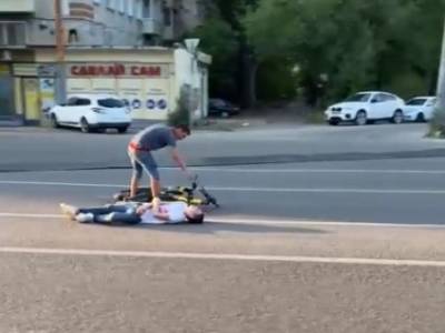 Два пьяных воронежца столкнулись на электросамокатах на проезжей части (ВИДЕО)