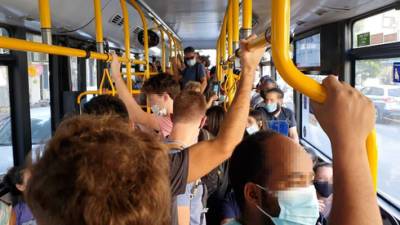 "В автобусах полно людей без масок": пассажиры ругают власти за бездействие на пике эпидемии