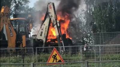 Девять пожарных тушили полыхающий трактор на Маршала Блюхера