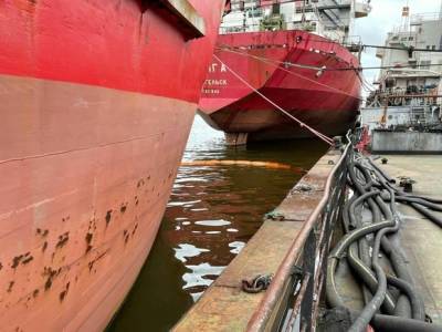Новое ЧП: нефтепродукты утекли в море в порту Архангельска