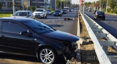 В районе "МТВ-Центра" Opel врезался в бордюр: водителя увезла скорая