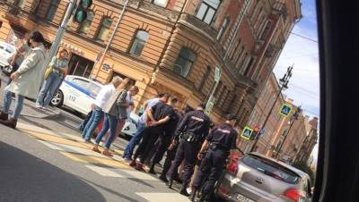 В центре Петербурга полицейские спасли автомобилистку с приступом