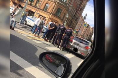 В центре Петербурга женщине стало плохо за рулем