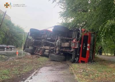 ДТП в Северодонецке: пожарный автомобиль снес электроопору и перевернулся