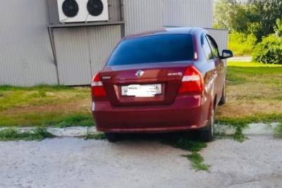 В Курске в ходе облав на любителей припарковаться на газоне оштрафовано 26 водителей