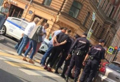 Женщине за рулём "Kia" стало плохо на улице Маяковского в Петербурге