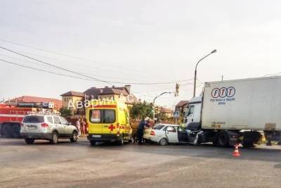В Астрахани произошла авария с участием фуры и легкового автомобиля