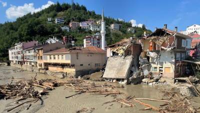 Число жертв наводнения в Турции достигло 62
