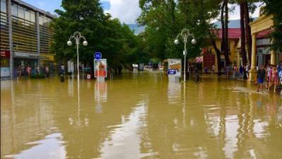 Вода сошла с подтопленных улиц в центре Геленджика