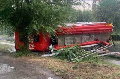 На Луганщине перевернулась пожарная машина