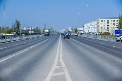 В Астрахани на перекрестке легковушка врезалась в большегруз