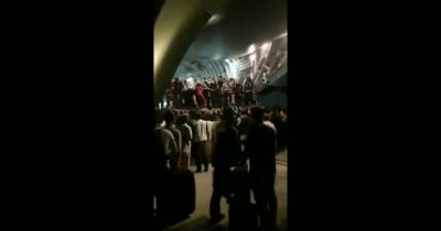 Эвакуация из Афганистана: возле транспортного самолета выстроилась огромная очередь (видео)