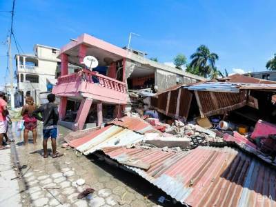 На Гаити число погибших в результате землетрясения достигло почти 1300 человек