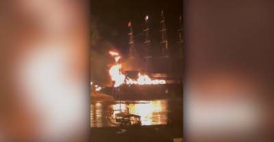 Люди прыгали в воду: Четыре экскурсионных катера полностью сгорели в Турции