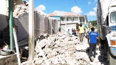 Число погибших при землетрясении на Гаити достигло почти 1,3 тысячи