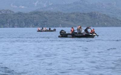 На Камчатке продолжается подъем из озера тел жертв падения вертолета