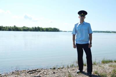 В Томской области полицейский с бревном спас тонущую в Оби женщину