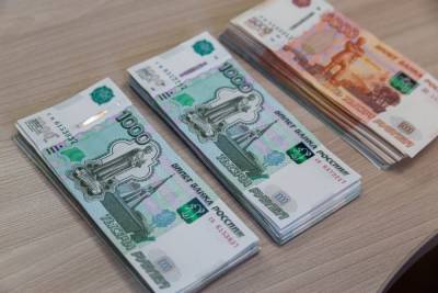 На зарплаты омским чиновникам за полгода выделили больше миллиарда рублей.