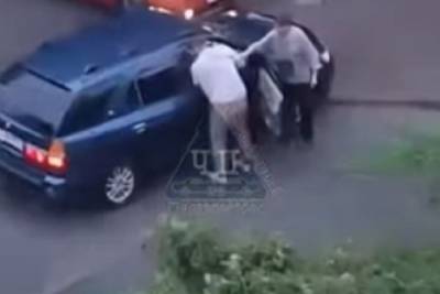 Под Красноярском мужчина избил водителя и помочился на его машину