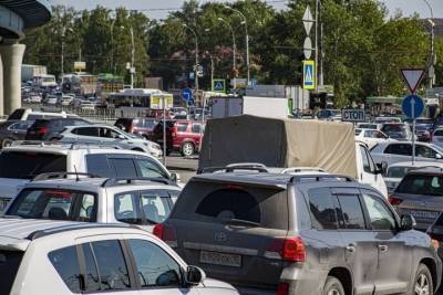 Адские пробки сковали Новосибирск на въездах в город в понедельник, 16 августа