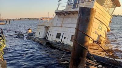 На популярном курорте в Греции затонуло судно