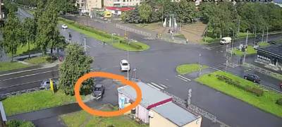 Автомобиль вылетел на тротуар и снес ограждение на перекрестке в Петрозаводске (ВИДЕО)