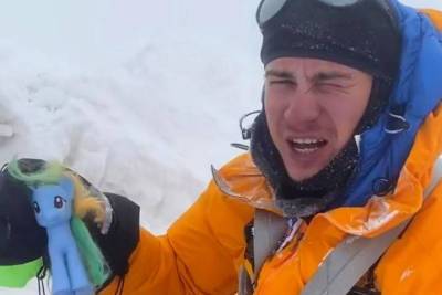 Блогер из Уфы на руках покорил восточную вершину горы Эльбрус