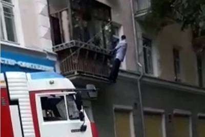 Мужчину сняли с балкона и передали в психиатрическое отделение Екатеринбурга