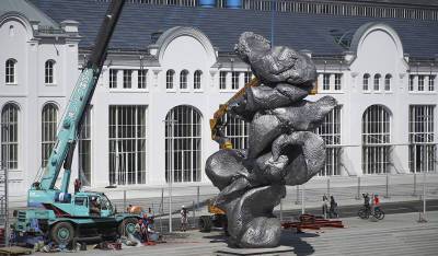 Урс Фишер - В Москве на Болотной набережной установили скульптуру в виде комка глины - og.ru - Москва - Швейцария