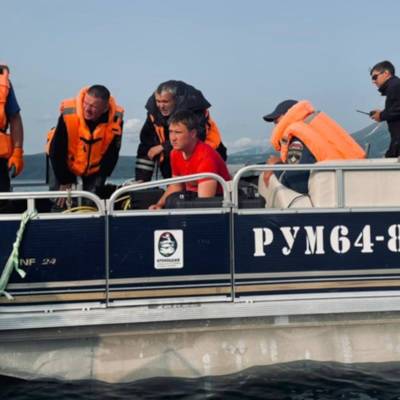Спасатели подняли со дна Курильского озера тело пятого погибшего