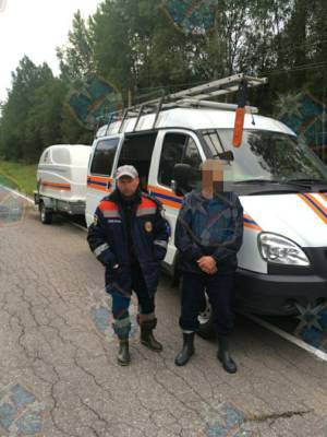 Спасатели нашли и вывели из леса у Глажево заблудившегося мужчину