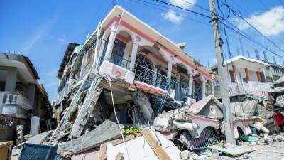 Под завалами ищут людей, но надежды мало: поиски выживших после землетрясения на Гаити продолжаются