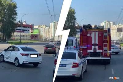 Пассажирка Hyundai Solaris пострадала в ДТП в Екатеринбурге