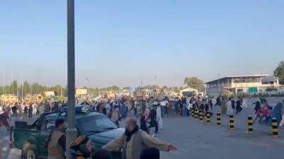 AFP: военные США стреляют в воздух в аэропорту Кабула