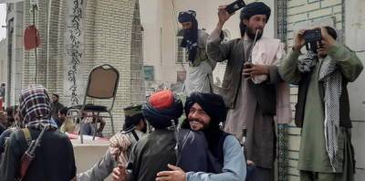 Эксперты объясняют успех талибов тайными договоренностями с...