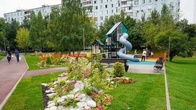 Более 40 детских и спортивных площадок обустроили в Ясеневе