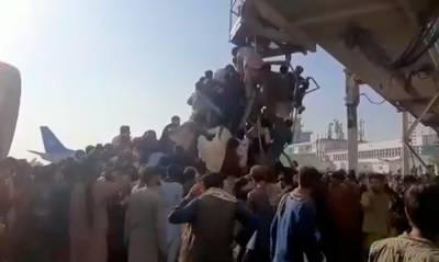 Паника и давка в аэропорту Кабула: люди пытаются спастись от талибов