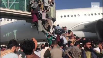 Толпа штурмует аэропорт в Кабуле — военные США открыли стрельбу