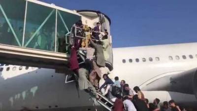 Хаос и паника в аэропорту Кабула: как люди штурмовали самолеты для эвакуации