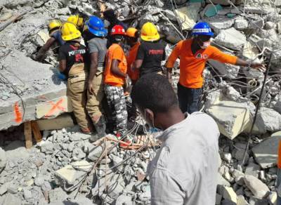 На Гаити в результате разрушительного землетрясения погибло почти 1300 человек