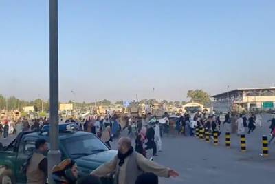Толпа беженцев пробралась на взлетную полосу аэропорта Кабула