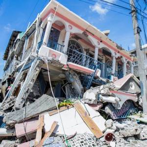 В Гаити в результате землетрясения погибли более 700 человек. Фото