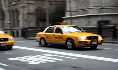 В Госдуме потребовали от агрегаторов такси брать на работу самозанятых водителей
