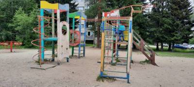 В Карелии в городе горняков решили разобрать старые детские площадки