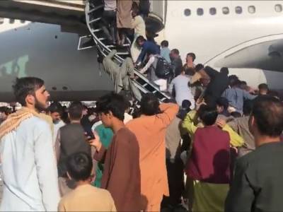 "Ситуация превратилась в хаос". В аэропорту Кабула отменили коммерческие рейсы, у взлетной полосы – толпы желающих улететь. Видео