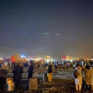 В аэропорту Кабула сотни людей пытаются вылететь из страны. Видео