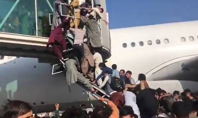 В аэропорту Кабула возникла давка. Тысячи афганцев пытаются покинуть страну