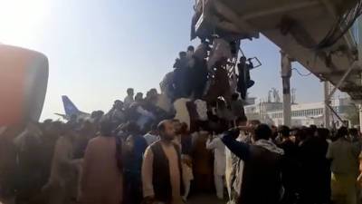 Видео из Сети. Афганцы штурмуют аэропорт, пытаясь покинуть страну