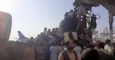 Мест на всех нет. В аэропорту Кабула сотни людей "штурмуют" самолеты (видео)
